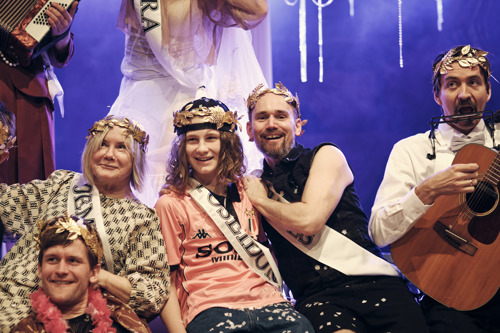 Mythos - publikum på scenen.jpg