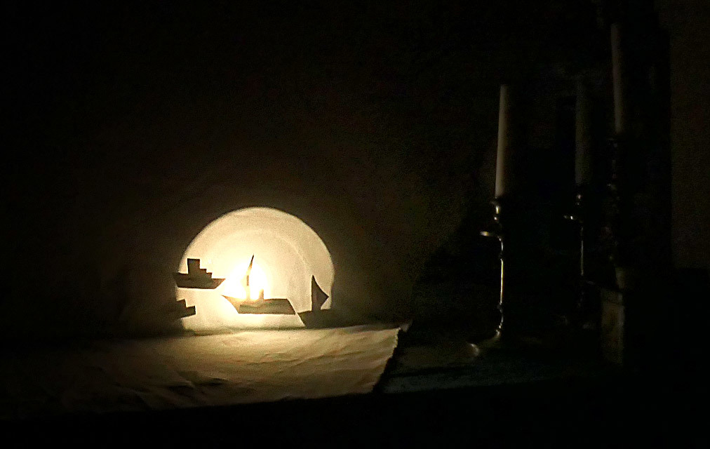I Byens mindste Teater får vi en skyggefortælling i det meget mørke lokale..