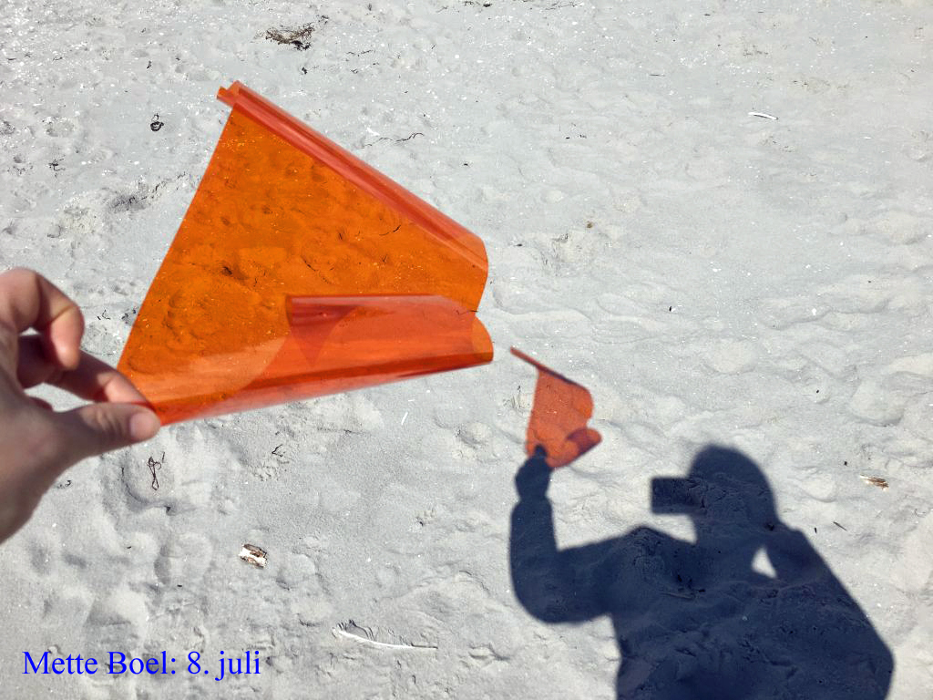 Mette Boel starter klokken 4 om morgenen på Hou Havn. Hun går en tur langs Hou Engsø og ned på stranden og tilbage til udgangspunktet. Ruten bliver tilbagelagt 12 gange..