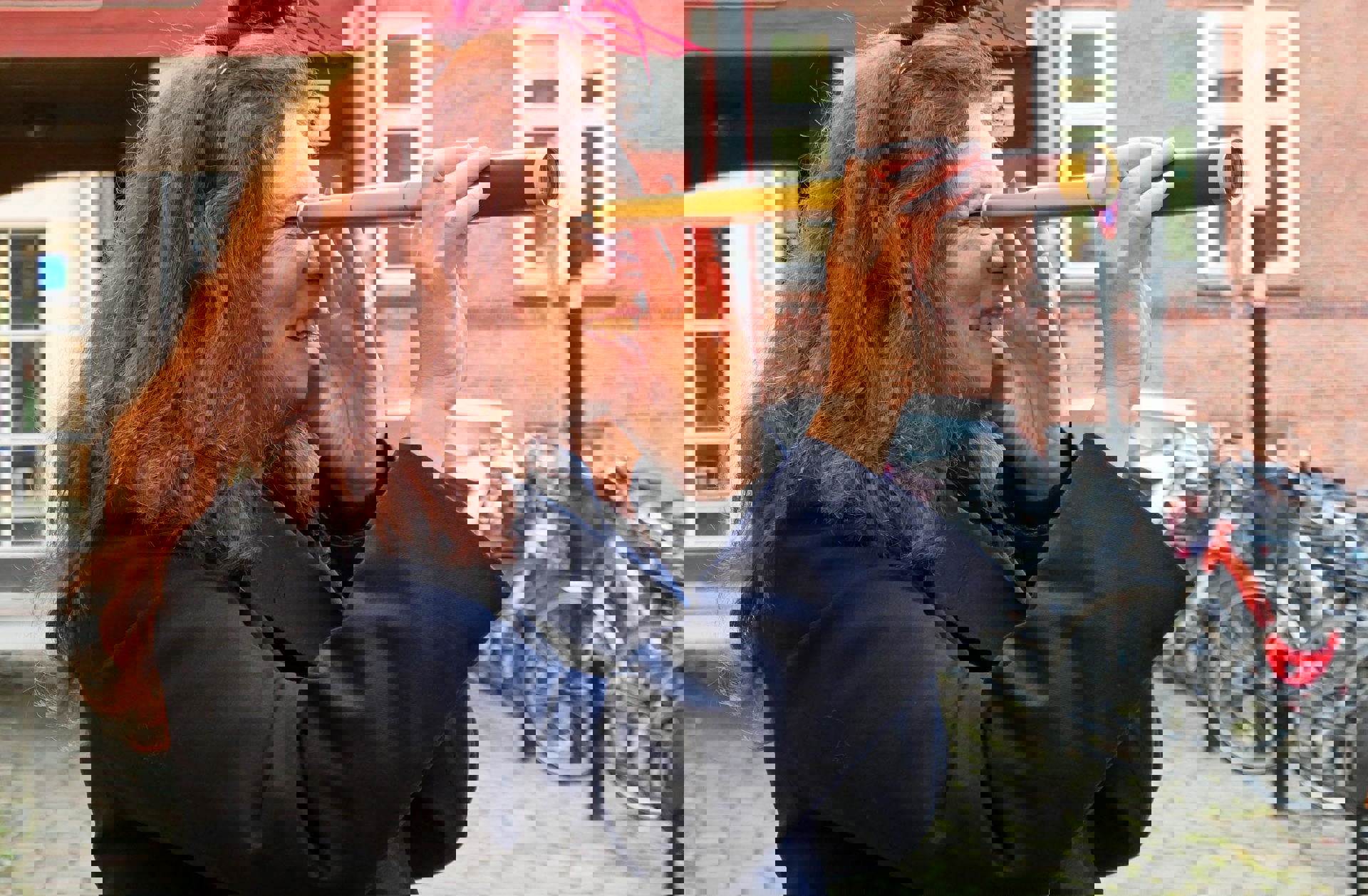 I porten møder vi Kvinden med Kikkerten. Hun kan se ind i fremtiden. Hvis vi tør..