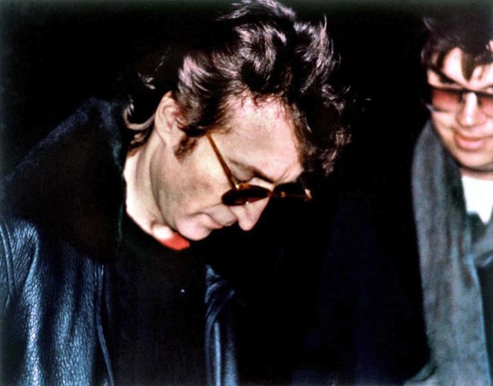John Lennon signerer album til  Mark Chapman, manden, der skød ham